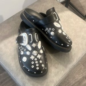 Studded slippers unisex